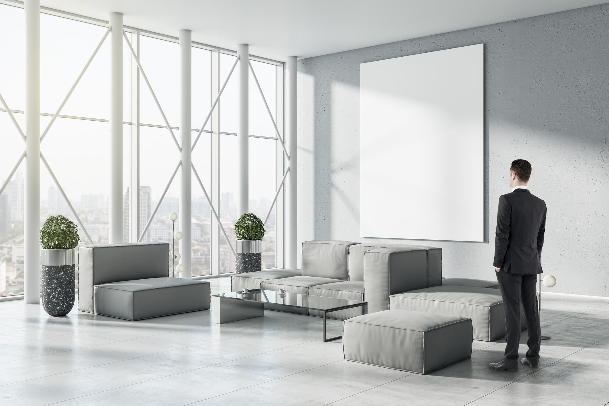 Agent imobiliar prezentând o proprietate modernă